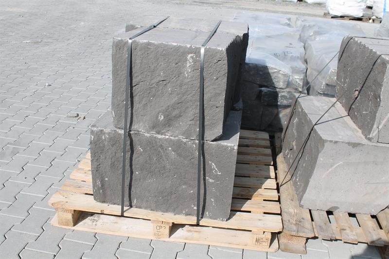 Basalt Quadersteine, Lagerflächen gesägt, Vorder - und Rückseite