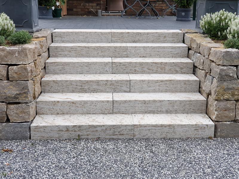 Muschelkalk_Blockstufen_sandgestrahlt_Kunkel Muschelkalk_Blockstufen_sandgestrahlt_Kunkel.jpg