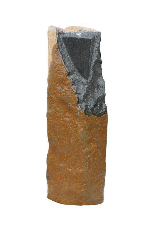 ANCONA Basalt Quellsäule, mit ausgearbeiteter Keilform, H. ca 90-100 cm