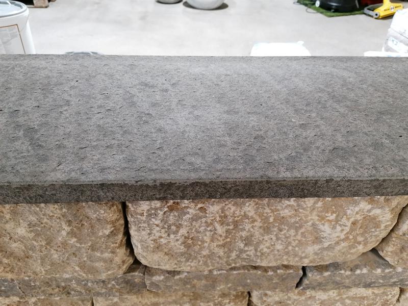 Mauerabdeckplatte aus Basalt QN, OF geflammt, ca. 100x 30x 3 cm