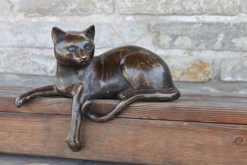 Bronze-Katze, liegend, Fuß hängend, groß Bronze-Katze, liegend, Fuß hängend, groß