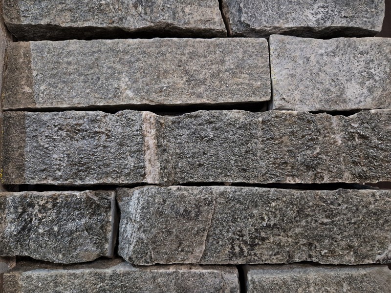 Quarzit Verblender grau/braun - Trockenmauer Opitk