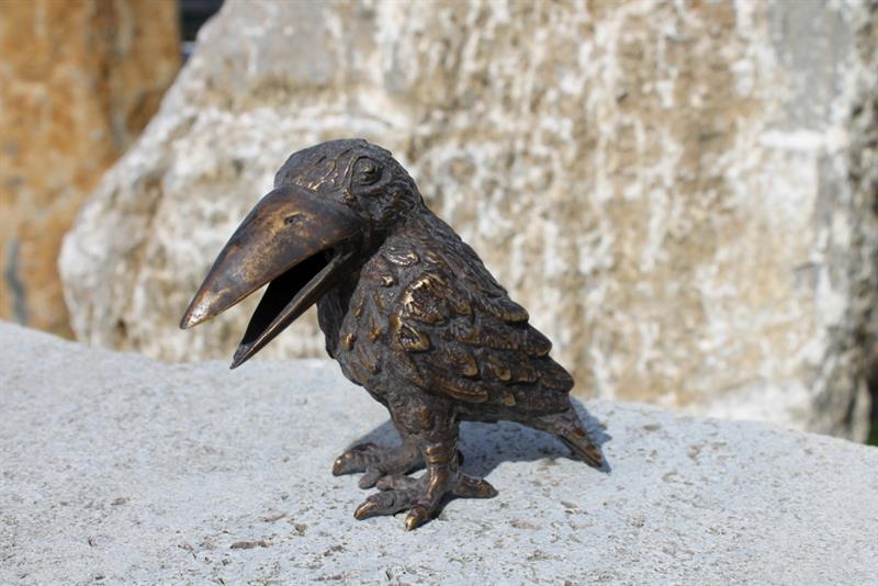 Bronze-Rabe, frech schauen Bronze-Rabe, frech schauen