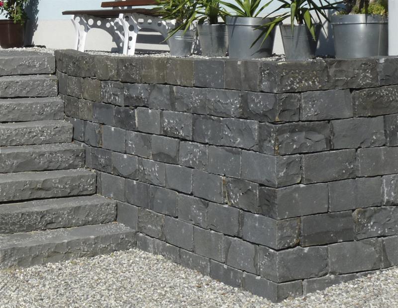 Basalt Mauersteine - allseits nachgespalten, verschiedene Höhen Basalt Mauersteine - allseits nachgespalten, verschiedene Höhen