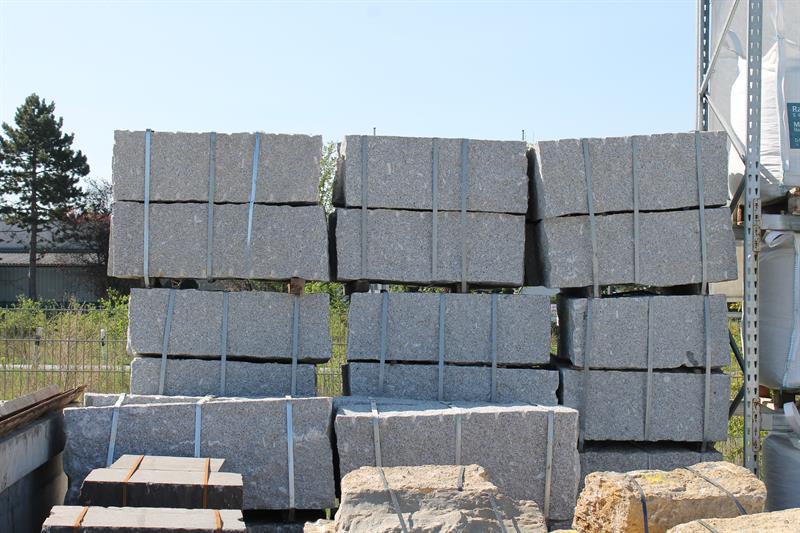 Mauerblockstein aus Granit hellgrau, feinkörnig, L/B/H ca. 60 -120 / 40 / 40 cm