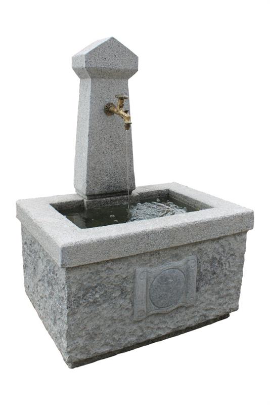 Brunnen aus Granit grau