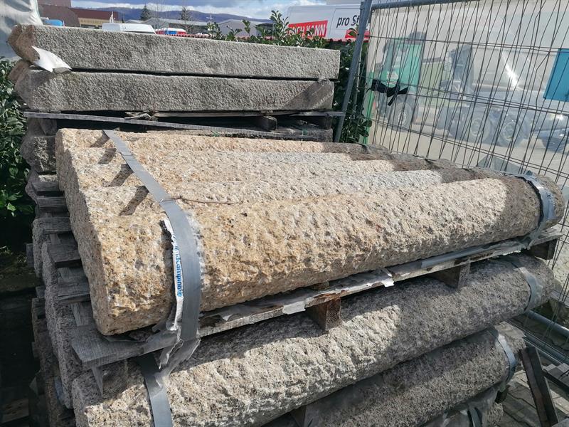 Rundsäulen / Zaunsäulen aus Granit gelb, Durchmesser 20cm, Länge 160cm, 135kg pro Stück
