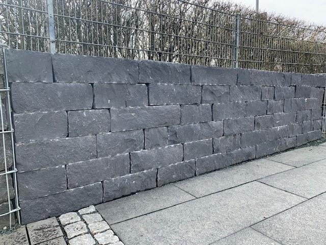 Mauersteine aus Basalt, Herkunft Deutschland, Höhe ca. 15 cm, Tiefe ca. 15 cm