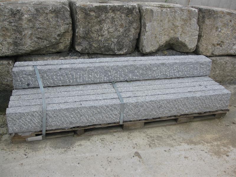 Palisaden aus Granit hellgrau, 10 x 25 x 175cm, allseits gestockt, ca. 123 kg pro Stk.