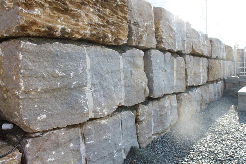 Muschelkalk Mauerblocksteine gebohrt Muschelkalk Mauerblocksteine gebohrt