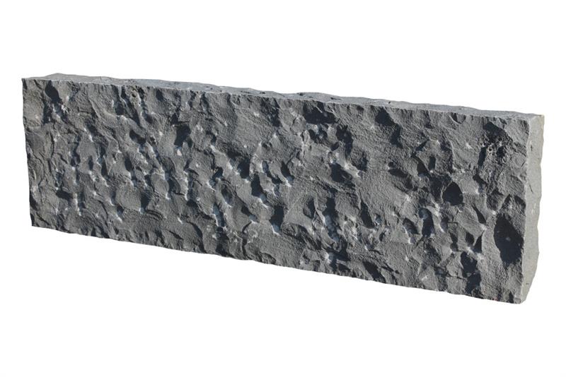 Leistenstein aus Basalt, allseits gespitzt, ca. 100 x 10 x 30 cm