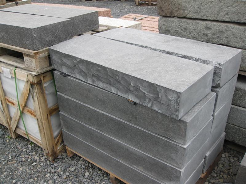 Blockstufe aus Basalt SCHWARZ, 75 x 35 x 15cm, gesägt, Trittfläche geflammt,
