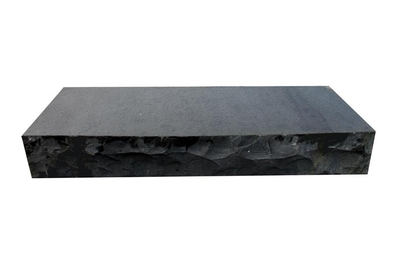 Basalt Blockstufe QN - allseits geflammt, Rückseite gespalten, verschiedene Längen Basalt Blockstufe QN - allseits geflammt, Rückseite gespalten, verschiedene Längen