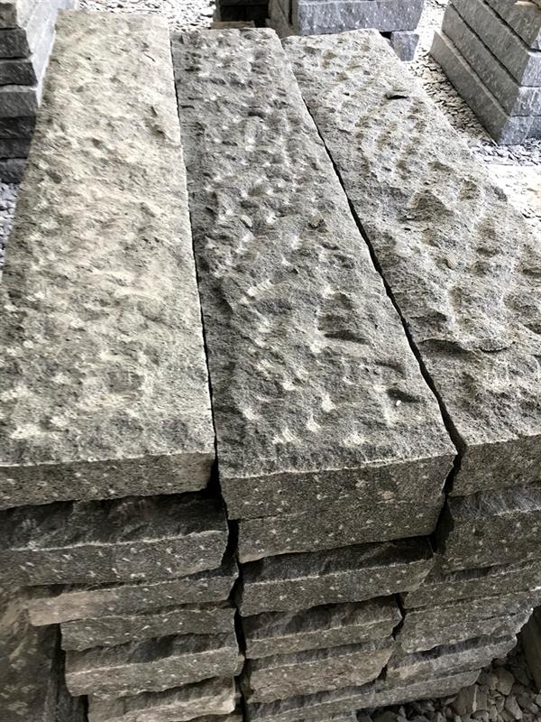 Palisaden aus Granit dunkelgrau, GESPITZT, Querschnitt 10 x 25 cm - verschiedene Längen