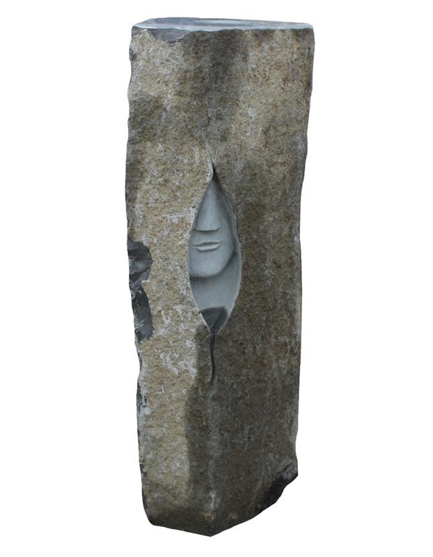 Quellstein aus Basalt mit Gesicht, H 100 cm