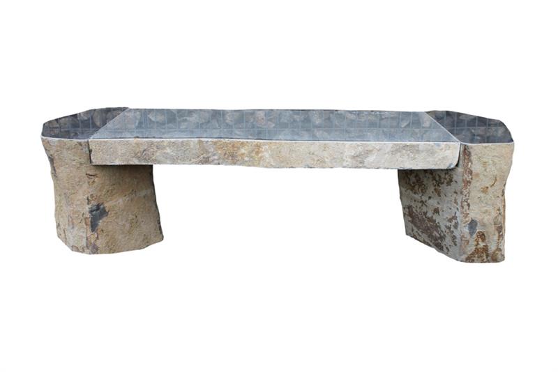 Sitzbank Tenia ca. 160x45x45 cm aus Basalt mit Naturkruste