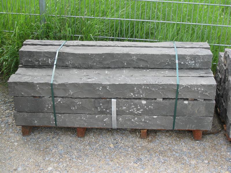 Basalt-Palisaden anthrazit, handgespalten, verschiedene Längen Basalt-Palisaden anthrazit, handgespalten, verschiedene Längen