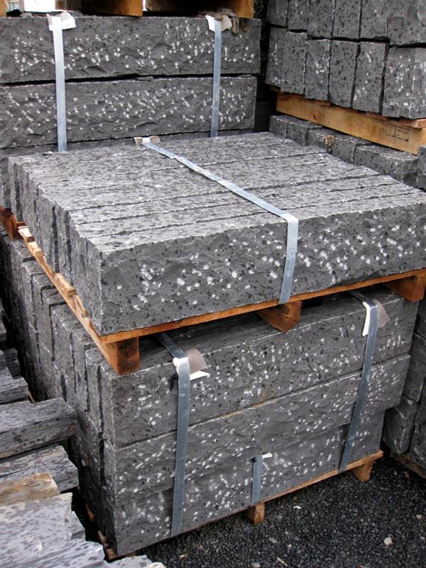 Palisaden aus Basalt QN schwarz, 12x 12x 50cm, handgespalten, ca. 20kg