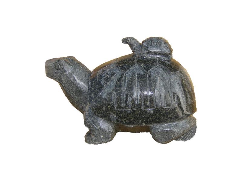 Schildkröte aus Granit dunkelgrau, mit Baby Schildkröte auf dem Panzer
