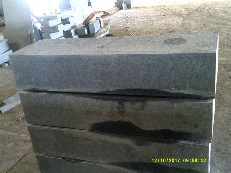 Blockstufe aus Basalt SCHWARZ, 150 x 35 x 15cm, gesägt, Trittfläche geflammt