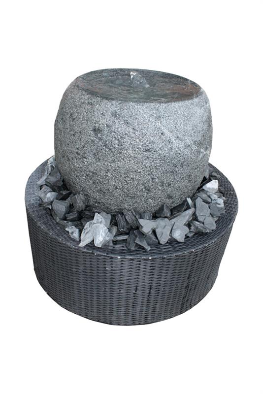 Quellkugel aus Granit schwarz, fein gestockt, oben schwarz poliert, mit Bohrung