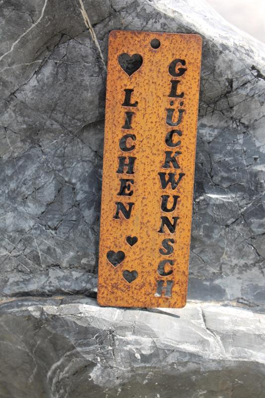Edelrost Anhänger „Herzlichen Glückwunsch“ aus Cortenstahl – 4,5 x 13,5 cm Edelrost Anhänger „Herzlichen Glückwunsch“ aus Cortenstahl – 4,5 x 13,5 cm