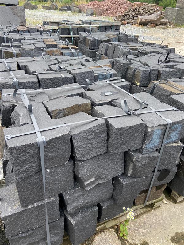 Mauersteine aus Diabas dunkelgrau, ca. 40x20x20 cm, allseits